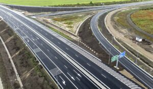 CNIR a semnat cu UMB contractele pentru Drumul Expres Focșani – Brăila și pentru lotul Grințieș – Pipirig (31,5 km), cel mai dificil lot al secțiunii montane a A8 Autostrada Unirii