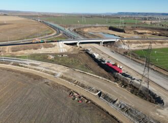 Autostrada Moldovei A7 Focșani – Bacău. Pe lotul 2, în zona Adjud, UMB montează panouri fonoabsorbante, parapet median și sistem de iluminat.